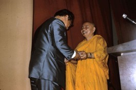 Giáo sư Trần Văn Khê với Trưởng lão Hòa thượng Thích Minh Châu tại một buổi thuyết trình ở Đại học Vạn Hạnh năm 1974 - Ảnh: GS Trần Văn Khê cung cấp cho Báo Giác Ngộ